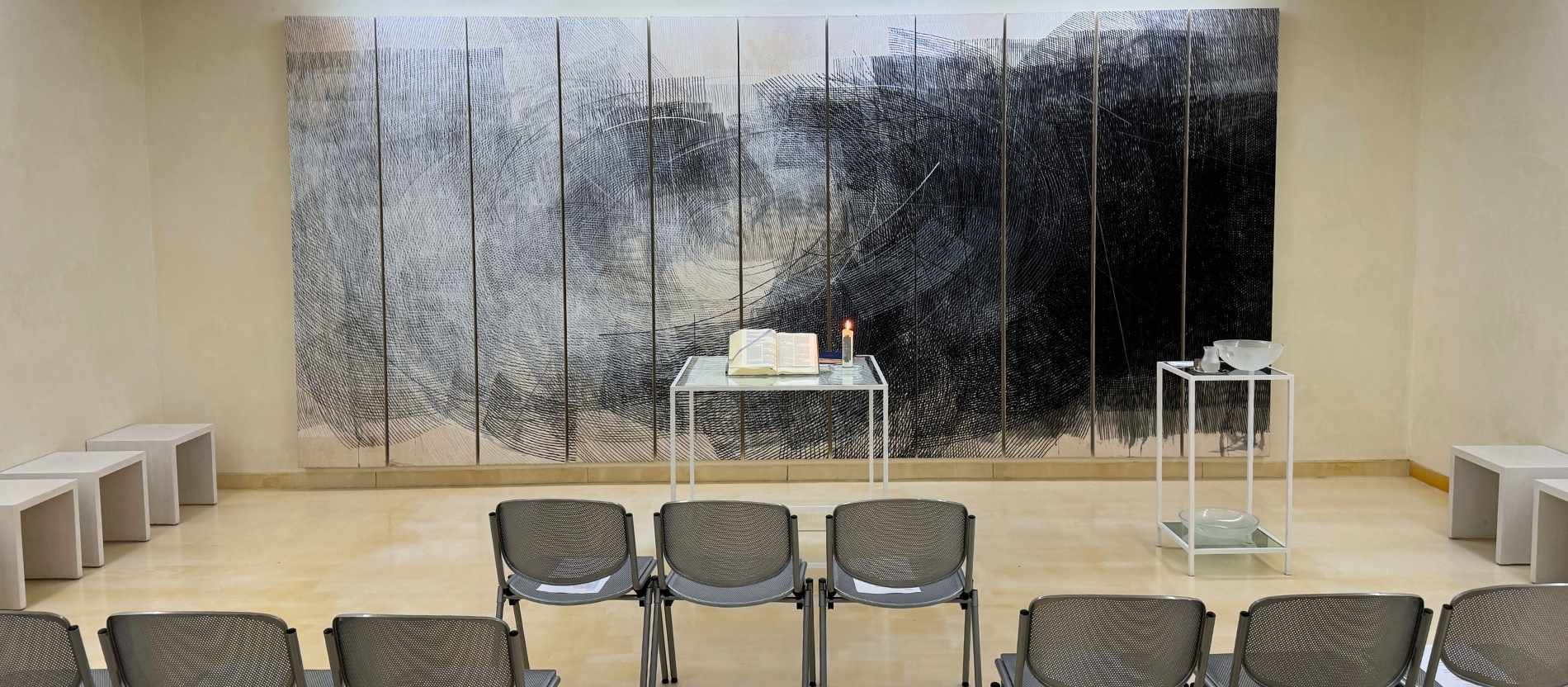 Das Gegenüber von weißen und schwarzen Linien auf dem Wandbild symbolisieren, dass es im Leben helle und dunkle Seiten gibt – genauso wie im Fußball.