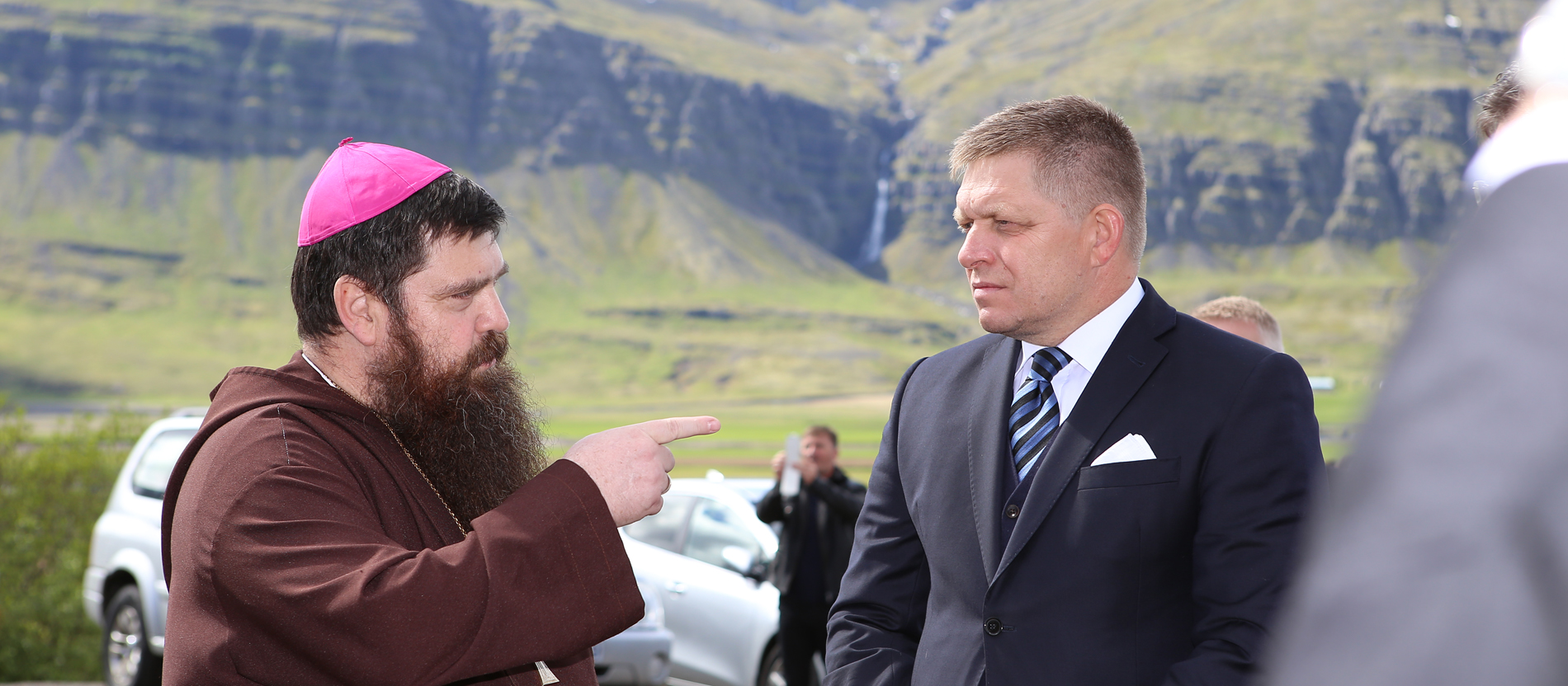 Hoher Besuch zur Kircheweihe: Reykjaviks Bischof David Tencer im Gespräch mit dem slowakischen Premierminister Robert Fico.