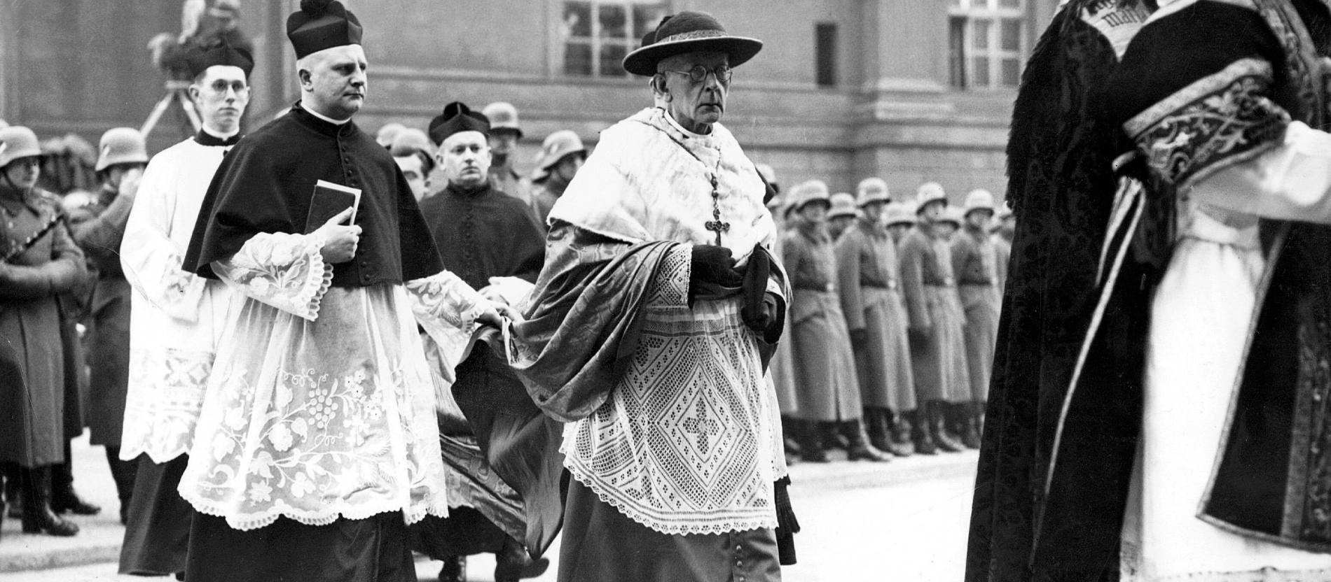 Kardinal Adolf Bertram mit einer Ehrenkompanie der Reichswehr vor dem Dom in Breslau im Jahr 1935. 