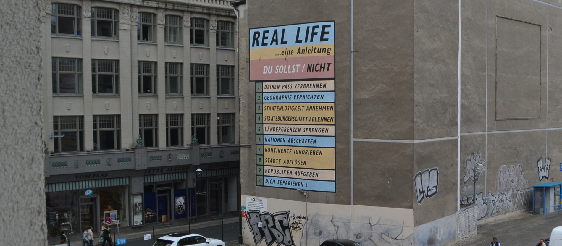Eine Hausfassade mit einer bunten Aufschrift