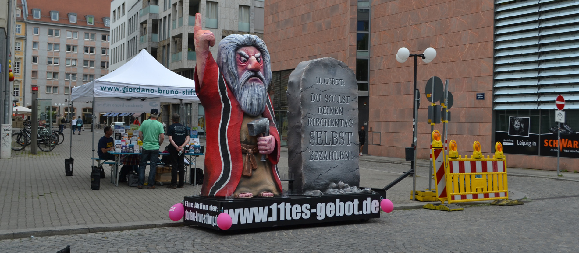 Eine Figur mit einer Tafel, auf der 