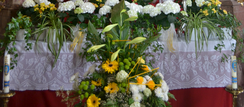 Auch der Blumenschmuck muss weichen. Die Kirche stimmt sich so auch äußerlich auf das Leiden und den Tod Jesu am Kreuz ein. Nur dort, wo sich das Allerheiligste befindet, bleiben Schmuck und Altartücher liegen.