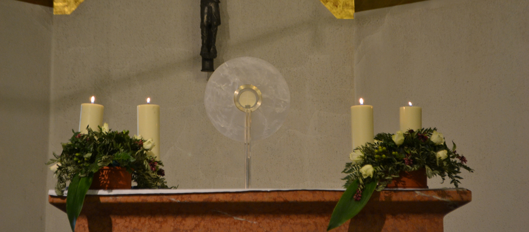 Ein Altar in einer Kapelle