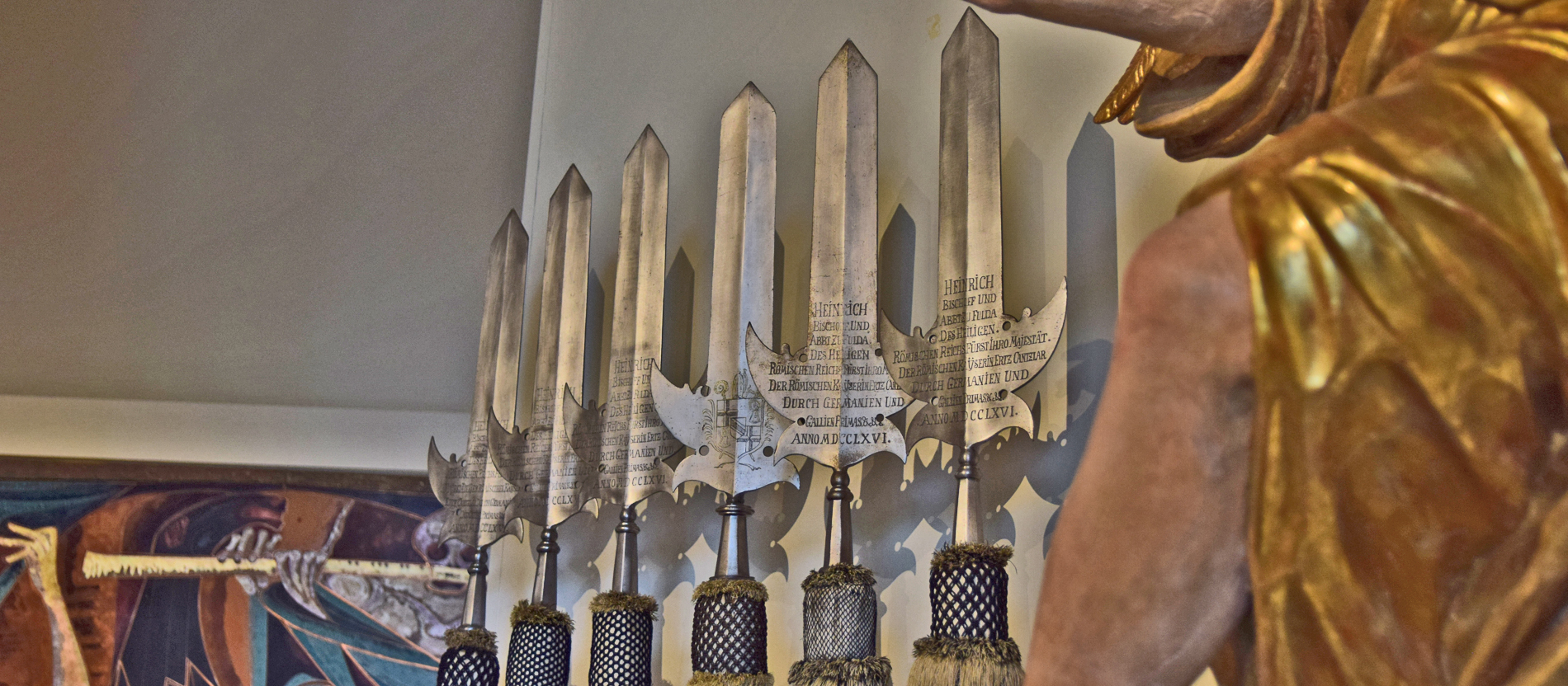 Sechs der Zwölf Hellebarden im Fuldaer Dommuseum