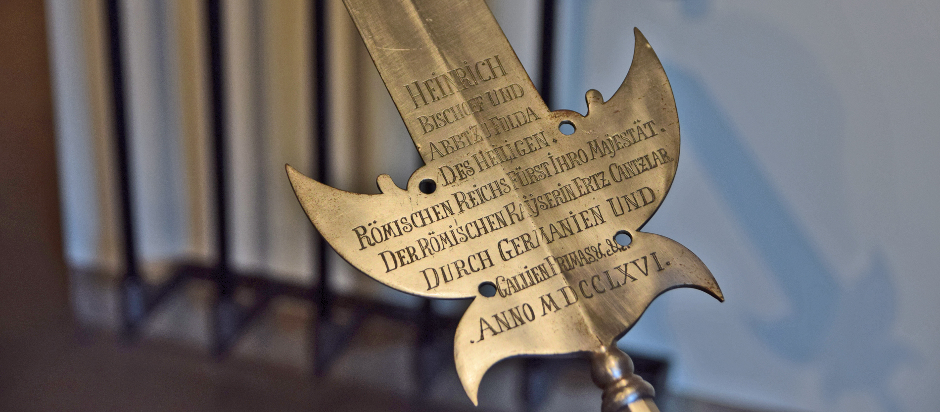 Detailaufnahme einer Hellebarde der Fuldaer Hellebardenträger im Dommuseum