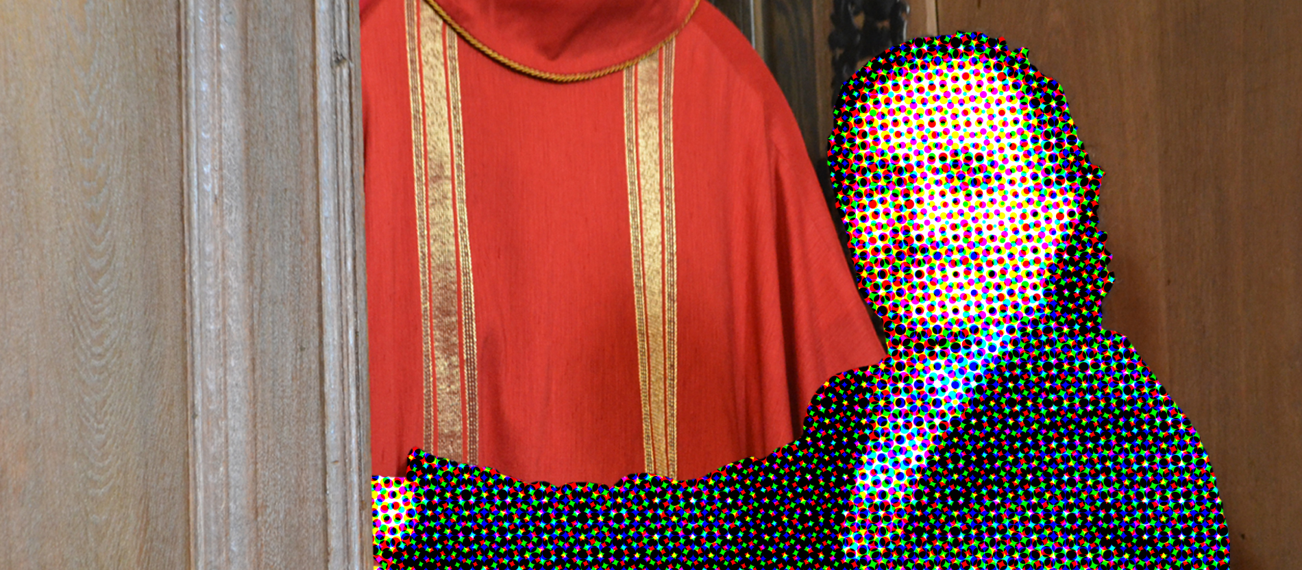 Ein Küster bereitet die Kleidung des Pfarrers für den Gottesdienst vor.