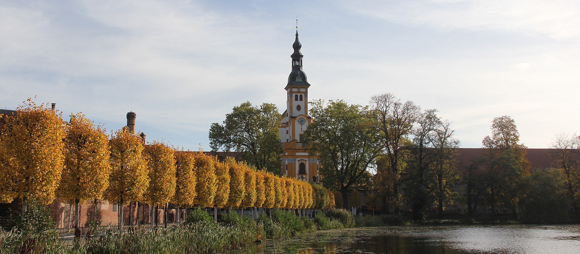Schon von weitem sichtbar ist der Turm der zum Kloster gehörenden Stiftskirche St. Marien.
