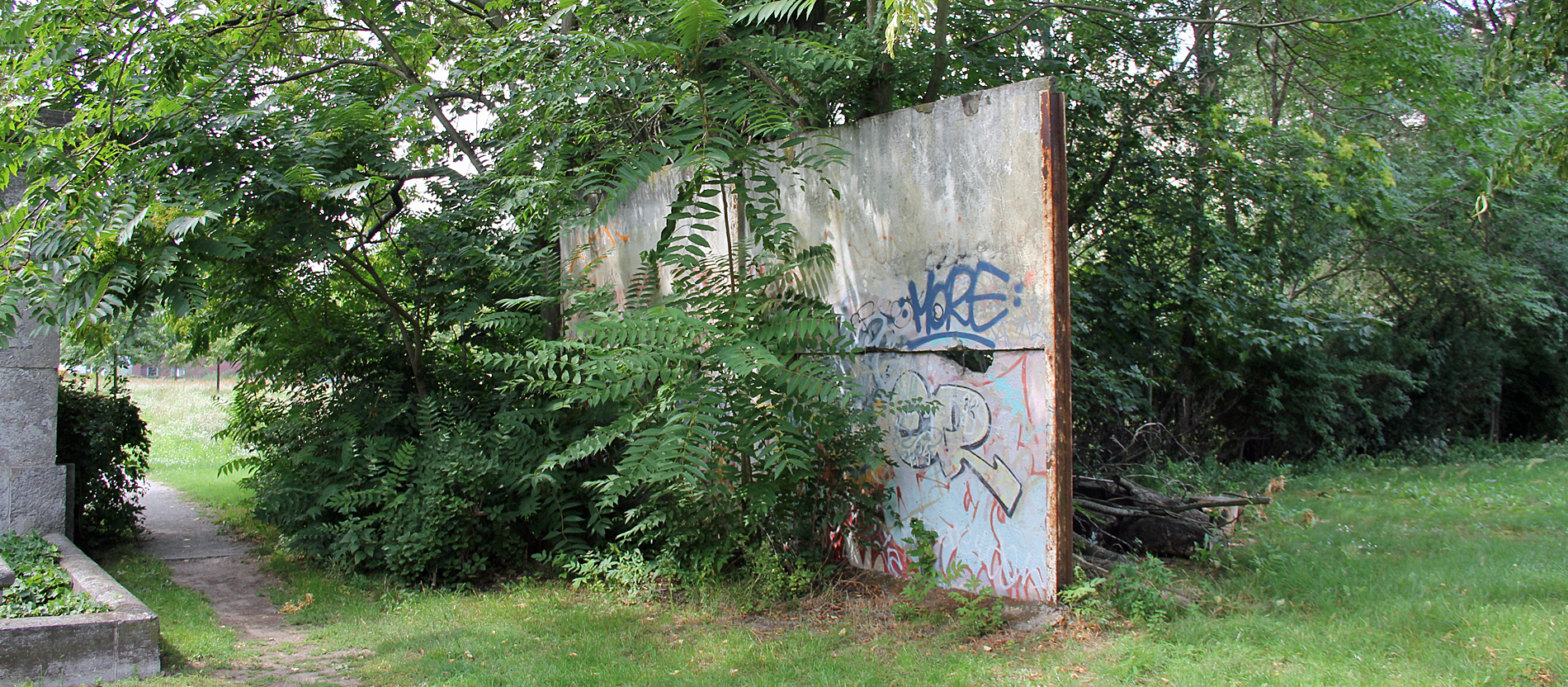 Außerdem kann man auf dem katholischen Domfriedhof auch noch Überreste der Berliner Mauer entdecken.