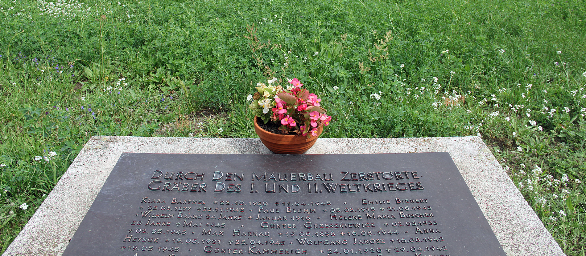 Auf dem katholischen Domfriedhof erinnert auf Höhe des ehemaligen Todestreifens eine Gedenktafel an die Gräber, die durch den Bau der Mauer zerstört wurden.