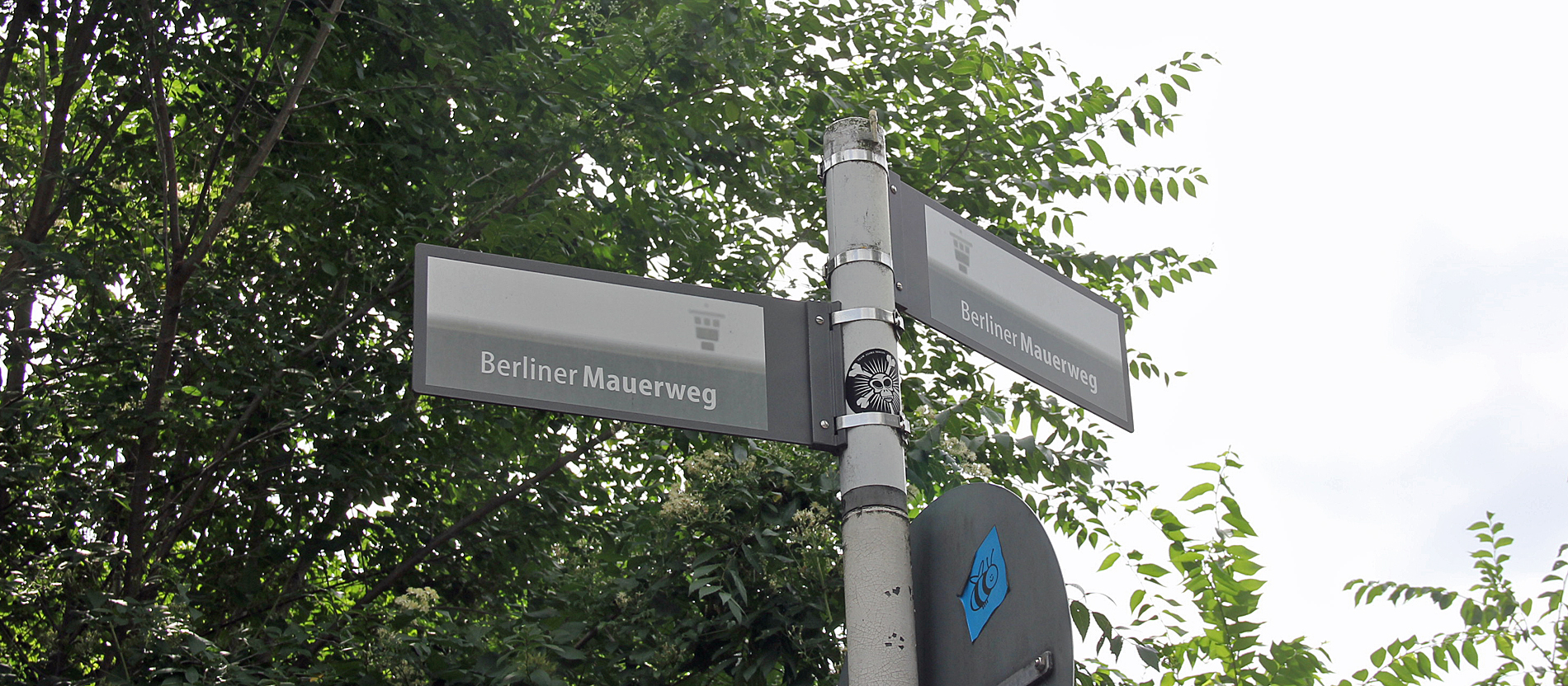 Doch die Straße hat eine bewegte Geschichte – unter anderem deshalb, weil sie bis 1989 direkt an der Berliner Mauer lag.