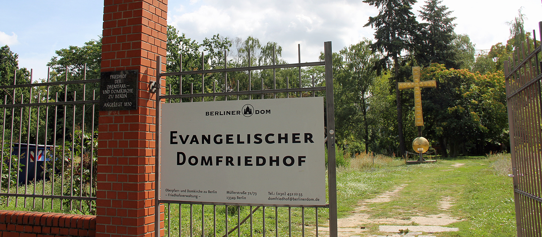Von der Teilung der Stadt und der Straße waren auch vier bedeutende Friedhöfe betroffen – unter ihnen der evangelische Domfriedhof.