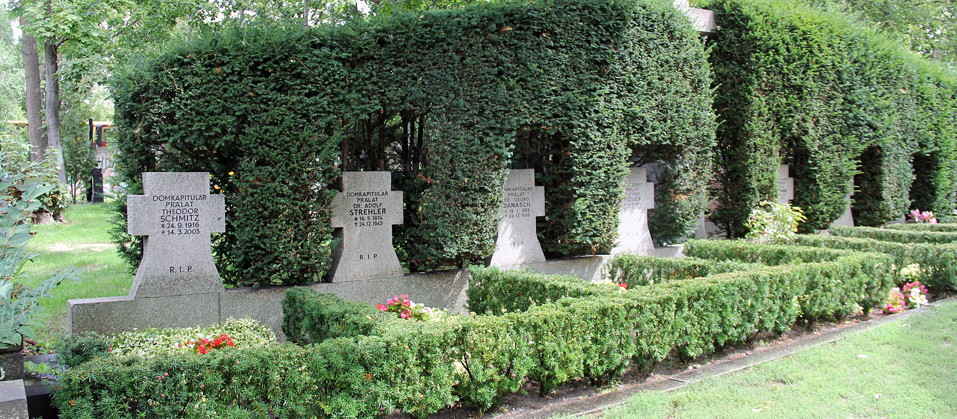 Auf dem katholischen Domfriedhof sind neben einigen Prominenten auch Vertreter der Geistlichkeit begraben, unter anderem ehemalige Mitglieder des Domkapitels.