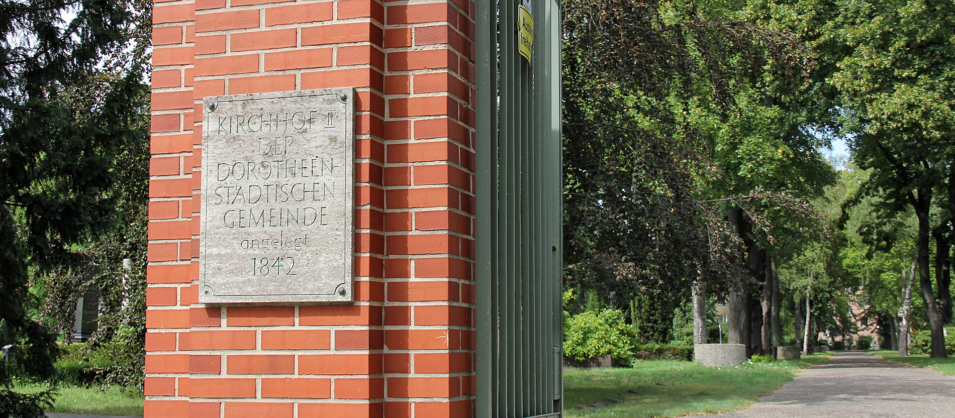 Jüngster Friedhof an der Liesenstraße ist der Dorotheenstädtische Friedhof II. Er wurde 1842 angelegt und befand sich während der deutschenTeilung als einzige Begräbnisstätte in der Straße in West-Berlin.