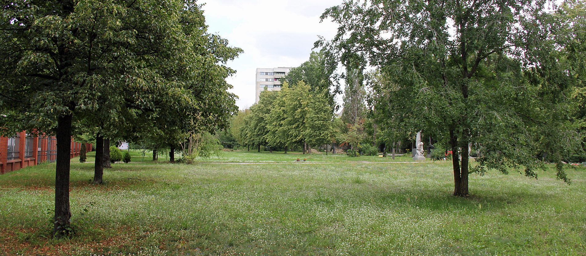 Die drei anderen Friedhöfe wurden durch den Bau der Berliner Mauer massiv zerstört. Auf einer Breite von rund 40 Metern wurde ein Grenzstreifen angelegt.