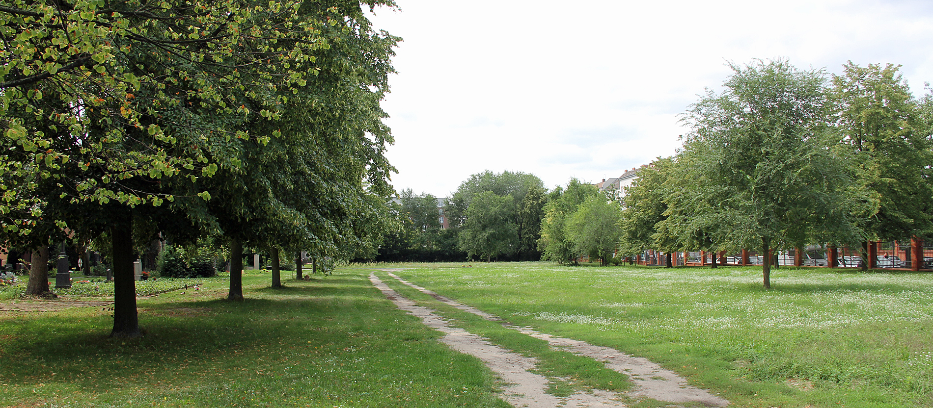 Alle Gräber auf dem betroffenen Gebiet wurden von der DDR zerstört. Den ehemaligen Todesstreifen kann man auch heute noch – 30 Jahre nach dem Fall der Mauer – gut erkennen.
