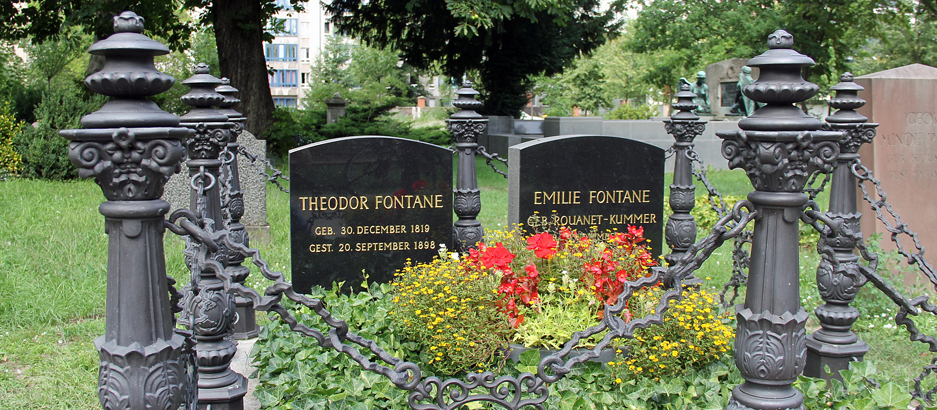 Zwischen den beiden Domfriedhöfen liegt der Friedhof II der Französisch-Reformierten Gemeinde. Er ist unter den vier Friedhöfen an der Liesenstraße derjenige mit dem prominentesten Grab, denn hier hat der bekannte preußische Schriftsteller Theodor Fontane 1898 seine letzte Ruhe gefunden.
