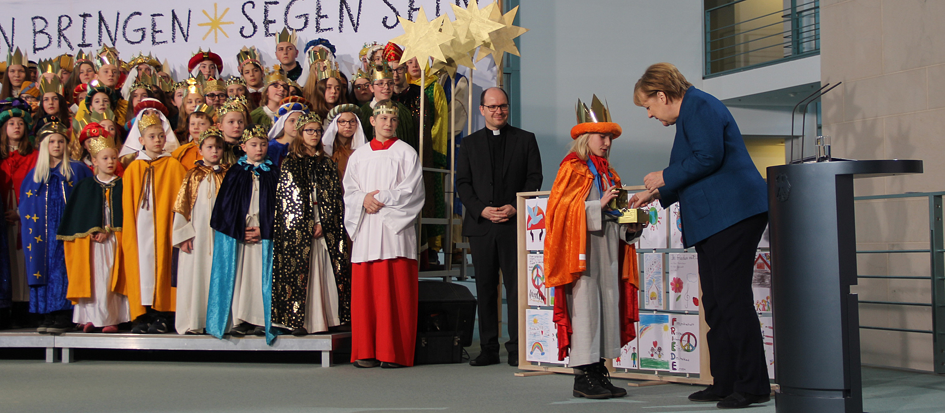 Bundeskanzlerin Angela Merkel überreichte den Sternsingern bei ihrem Besuch im Bundeskanzleramt eine Spende für eine Hilfsprojekt im Libanon.