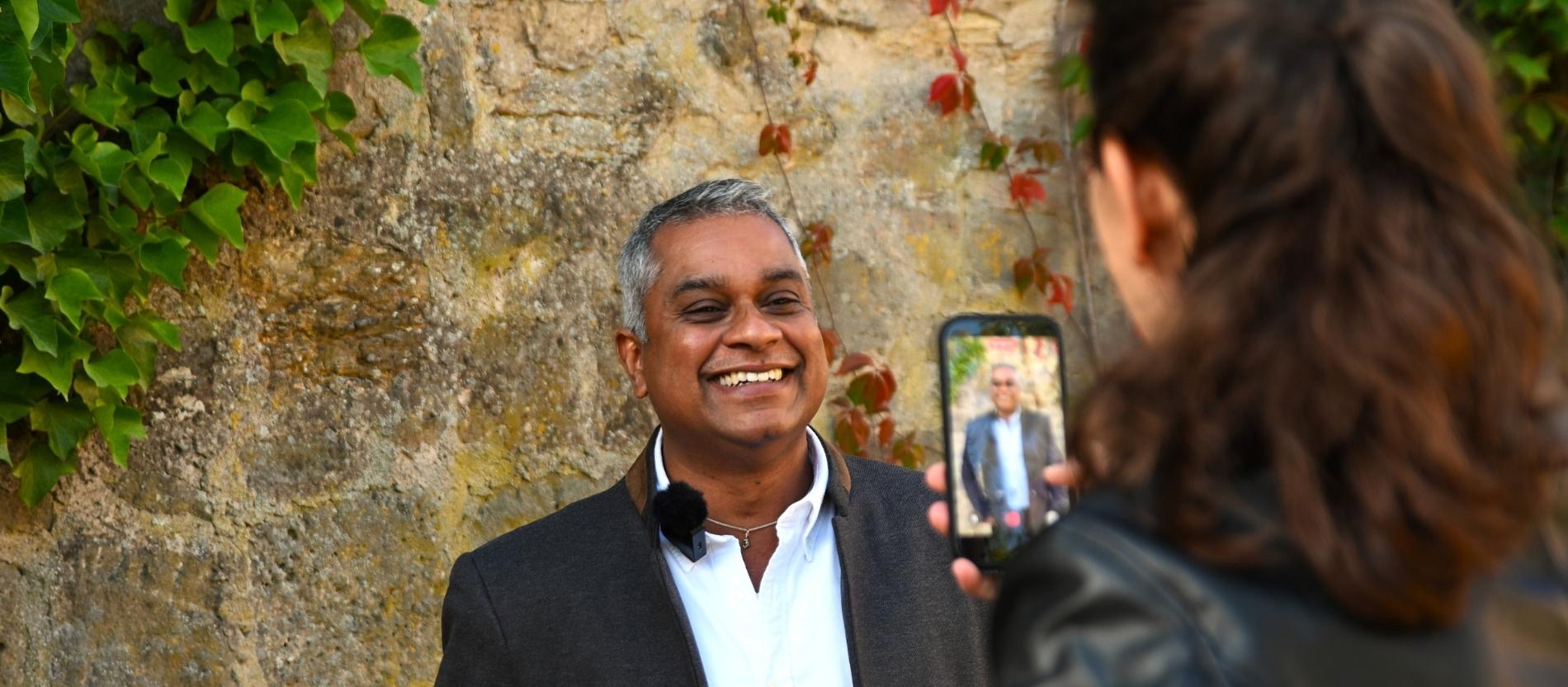 Der Mainzer Weihbischof Joshy Pottackal lächelt in einem Video-Interview mit katholisch.de
