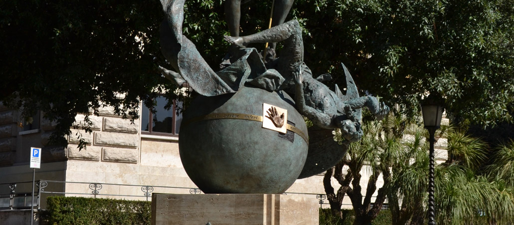 Den Sockel dieser Statue im Vatikan zieren die Namen zweier lebender Päpste: Franziskus und Benedikt XVI. Sie wurde 2013 im Beisein Beider eingeweiht....  