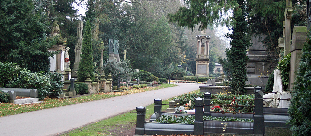 Große, prachtvolle Gräber säumen die sogenannte Millionärsallee auf dem Melaten-Friedhof in Köln.