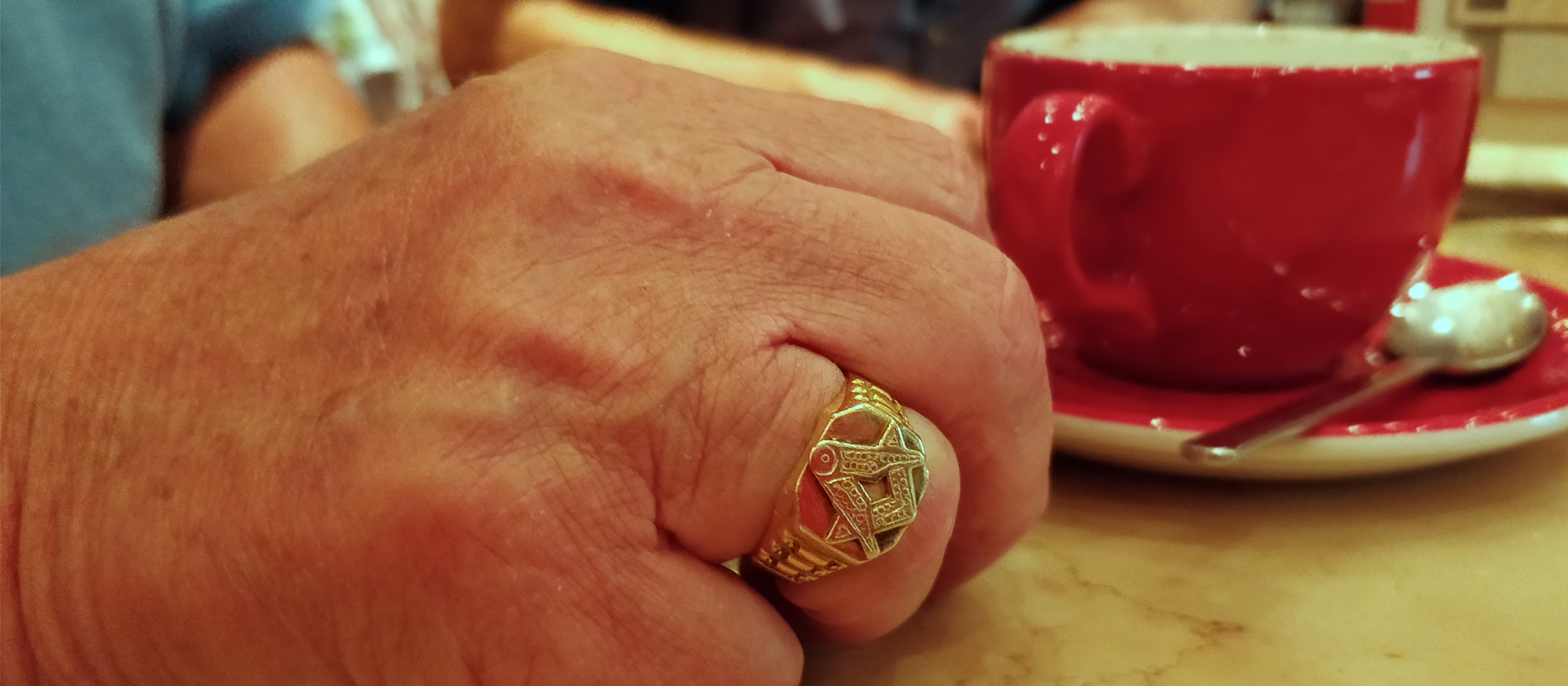 Karl-Josef Dreyer trägt an der Hand einen Ring mit den Freimaurersymbolen Zirkel und Winkelmesser.