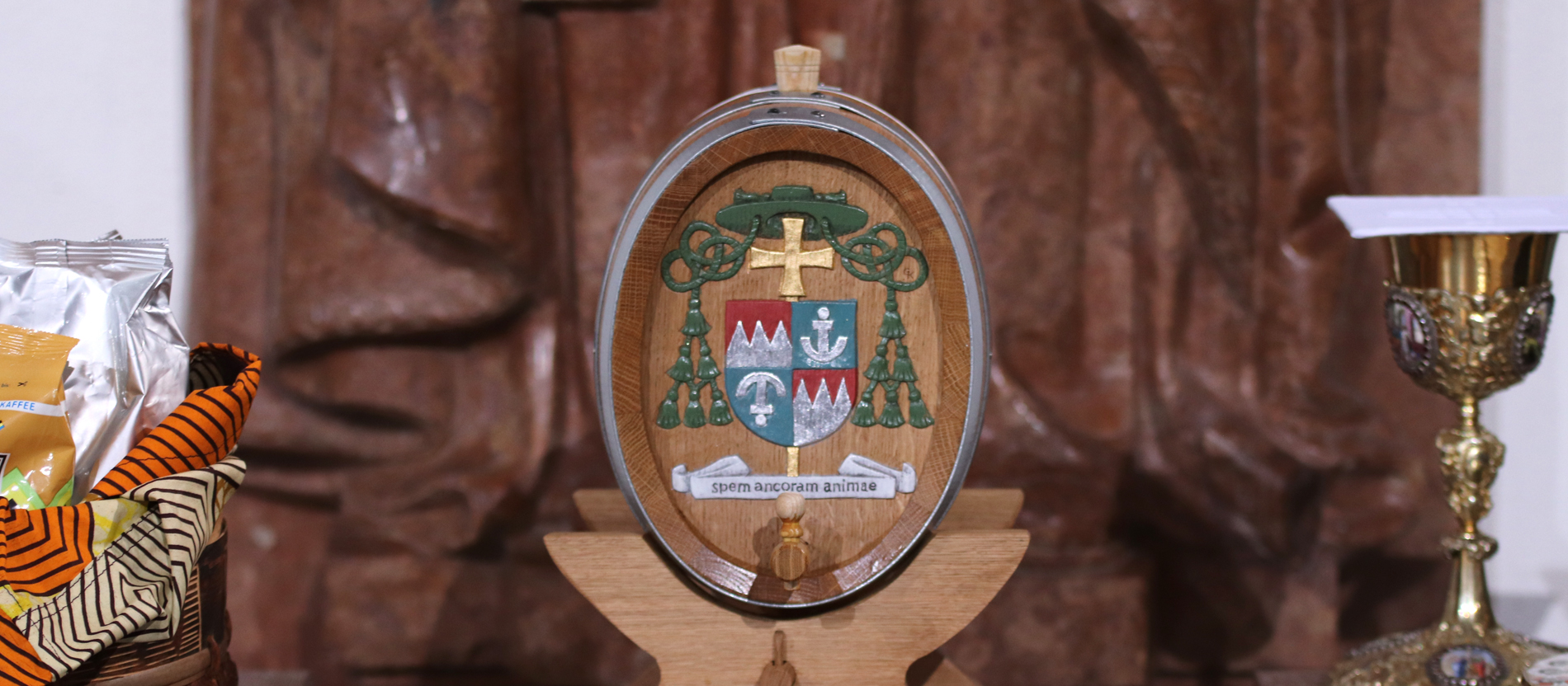 Das gehört im Bistum Würzburg dazu: Franz Jung erhält zu seiner Einführung als Bischof ein Fässchen Frankenwein.