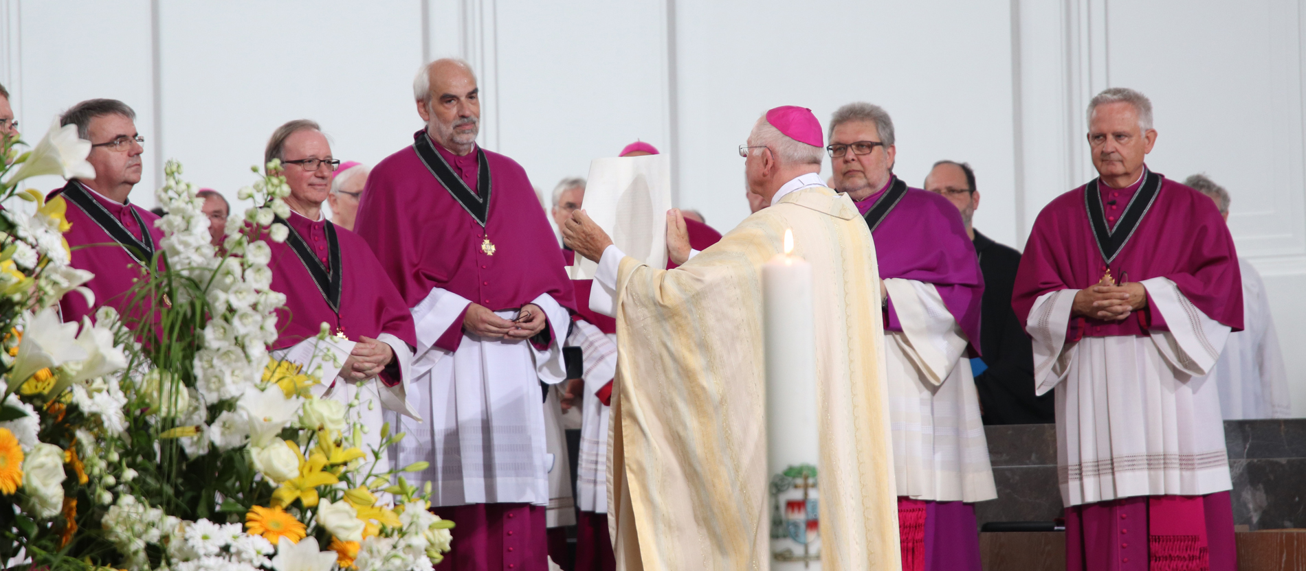 Zu Beginn des Gottesdienstes zeigt Diözesanadministrator Ulrich Boom zeigt dem Würzburger Domkapitel die Ernennungsurkunde des Papstes. Mit dieser Bulle ernennt Papst Franziskus Franz Jung zum neuen Bischof der Stadt.