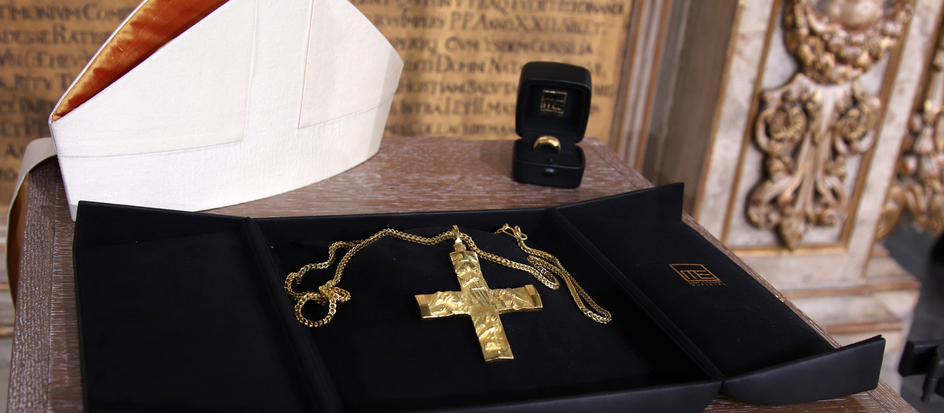 Brustkreuz, Mitra und Ring des künftigen Bischofs Franz Jung vor dem Weihegottesdienst.