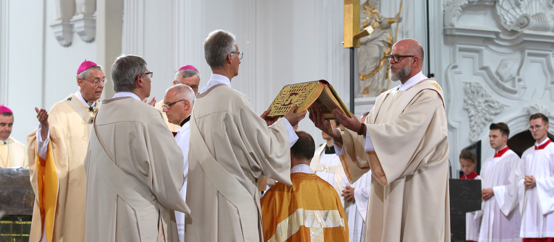 Während des Weihegebets über Franz Jung nach der Handauflegung wird über das Haupt des neuen Bischofs ein aufgeschlagenes Evangeliar gehalten.