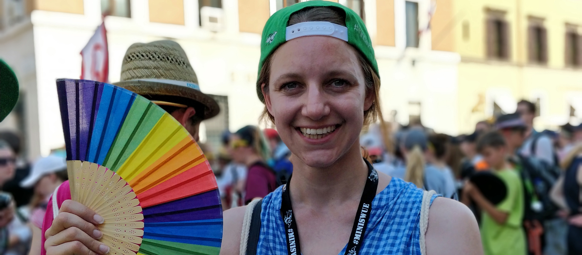 Clarissa Gündling vom Ministrantenarbeitskreis des Bistums Würzburg ist als Busbegleiterin in Rom. Sie fächelt sich Luft mit einem Fächer in Regenbogenfarben zu und will das als Statement verstanden wissen: 