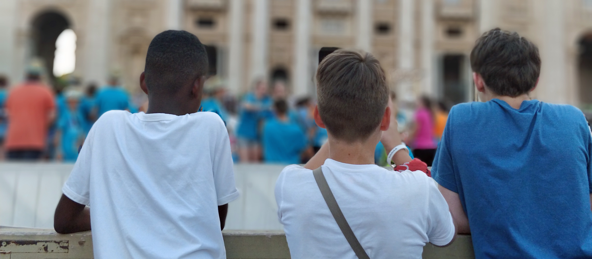 Die zwei 13-jährigen Freunde Enis und Maximilian aus Bargteheide im Erzbistum Hamburg sind begeistert nach dem Treffen mit dem Papst. Sie jagen weißen Luftballons hinterher, hören der Band zu und machen Fotos von Papst Franziskus, der sich noch einmal den Jugendlichen zeigt.