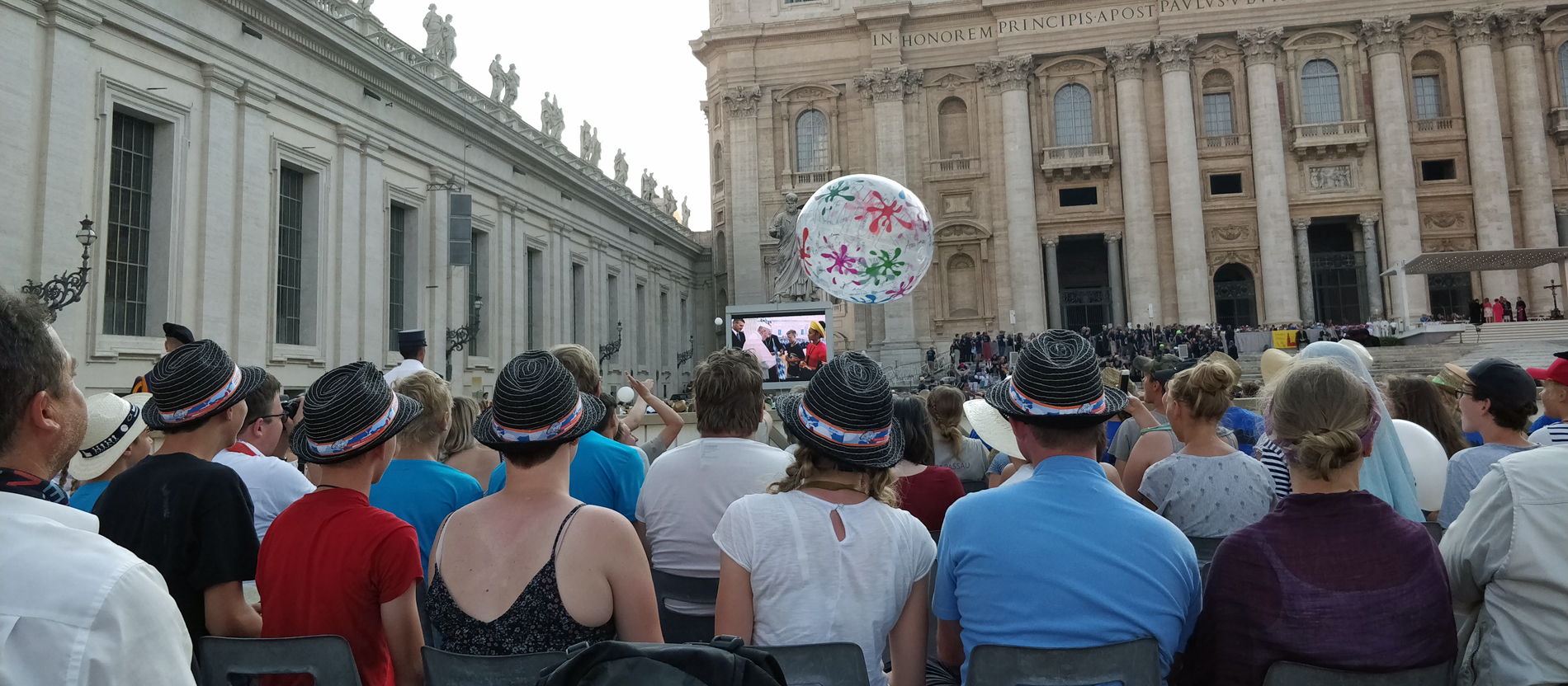 Bei der Audienz mit dem Papst spielen jugendliche Ministranten mit einem großen aufblasbaren Ball, auf dem sie unterschrieben haben.