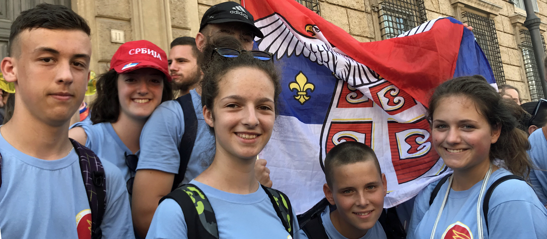 Die 16-jährige Marina (rechts im Bild) und ihre Gruppe aus Serbien. Die Anfahrt nach Rom dauerte mit einem Zwischenstopp in Venedig 26 Stunden.