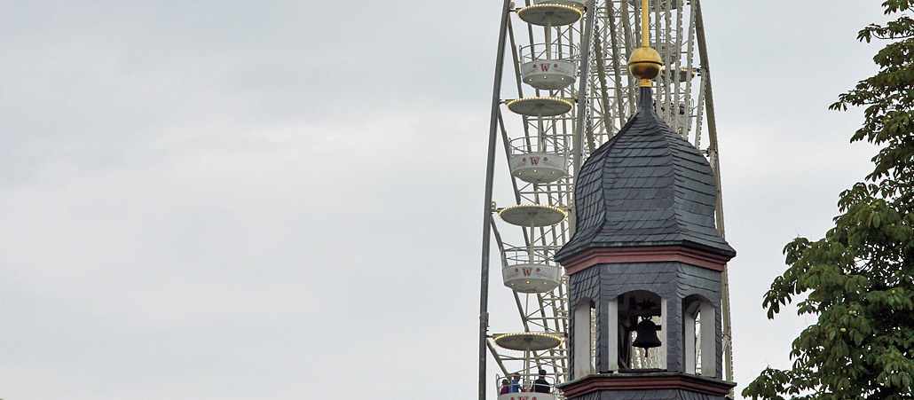 Ein Riesenrad und eine Kapelle