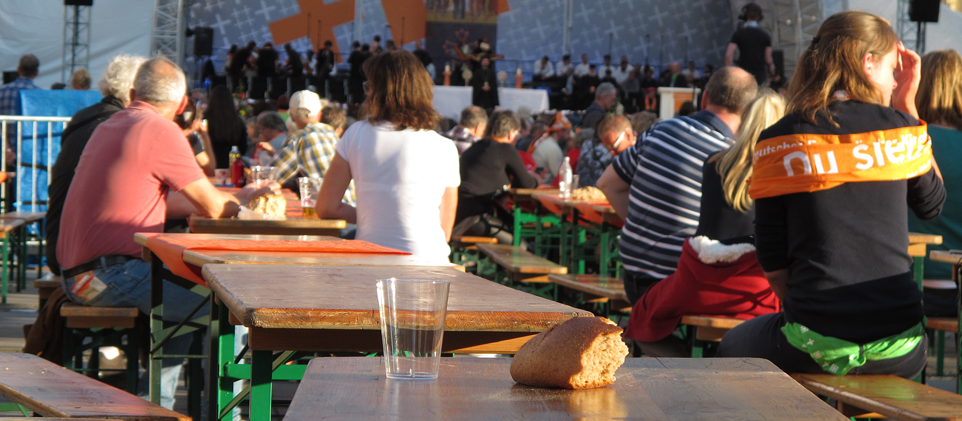 Ein Stück Brot liegt nach einer orthodoxen Vesper beim Evangelischen Kirchentag auf einem Tisch.