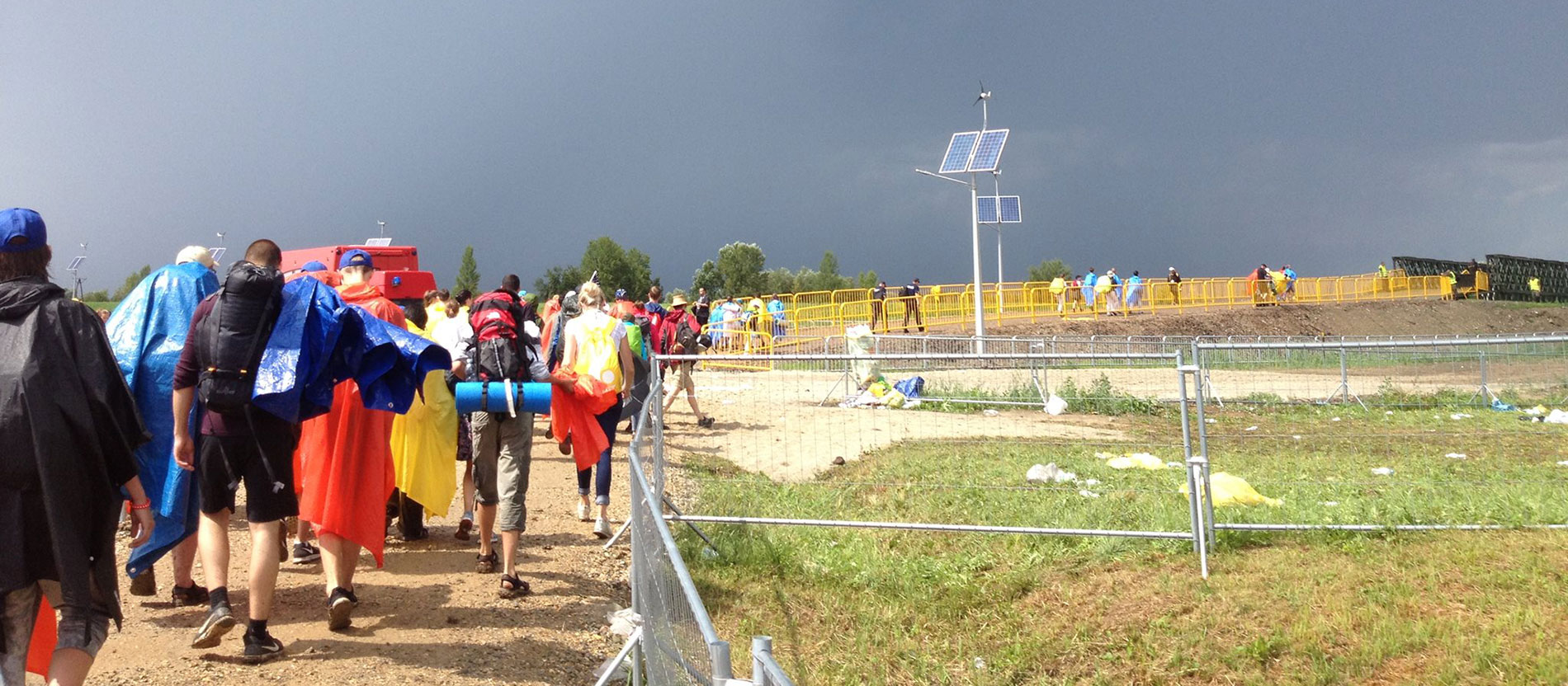 Madeleine Spendier, Videoredakteurin: Gewitterstimmung, und doch gehen wir mit vielen bunten Erfahrungen in eine neue Hoffnung hinein: Christen sind wetterfest. Egal ob es regnet oder der Himmel dunkel ist, wir haben so viel schönes erlebt, das trägt – bis nach Panama. Aber erst mal unter die Dusche.