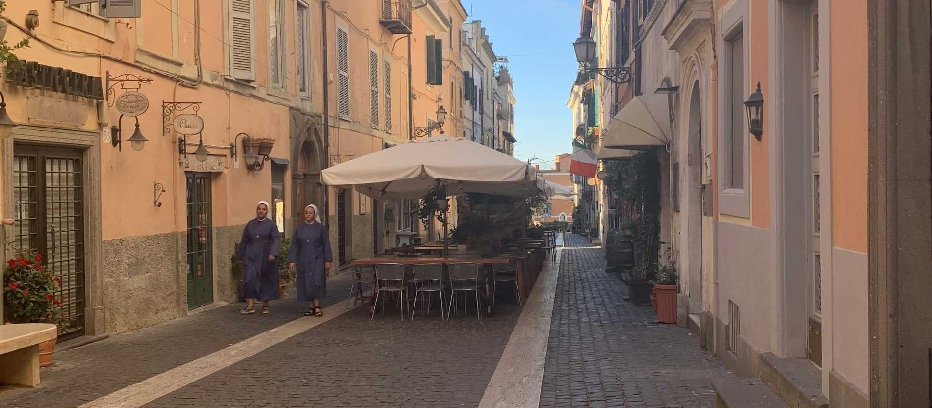 Castel Gandolfo hat viele kleine Gassen mit Cafés und Restaurants. Morgens ist es hier noch ruhig, aber gegen Mittag kommen die Touristen. Unser Tipp: Reisen Sie früh an und trinken Sie einen Espresso, bevor das Museum der Sommerresidenz öffnet. 