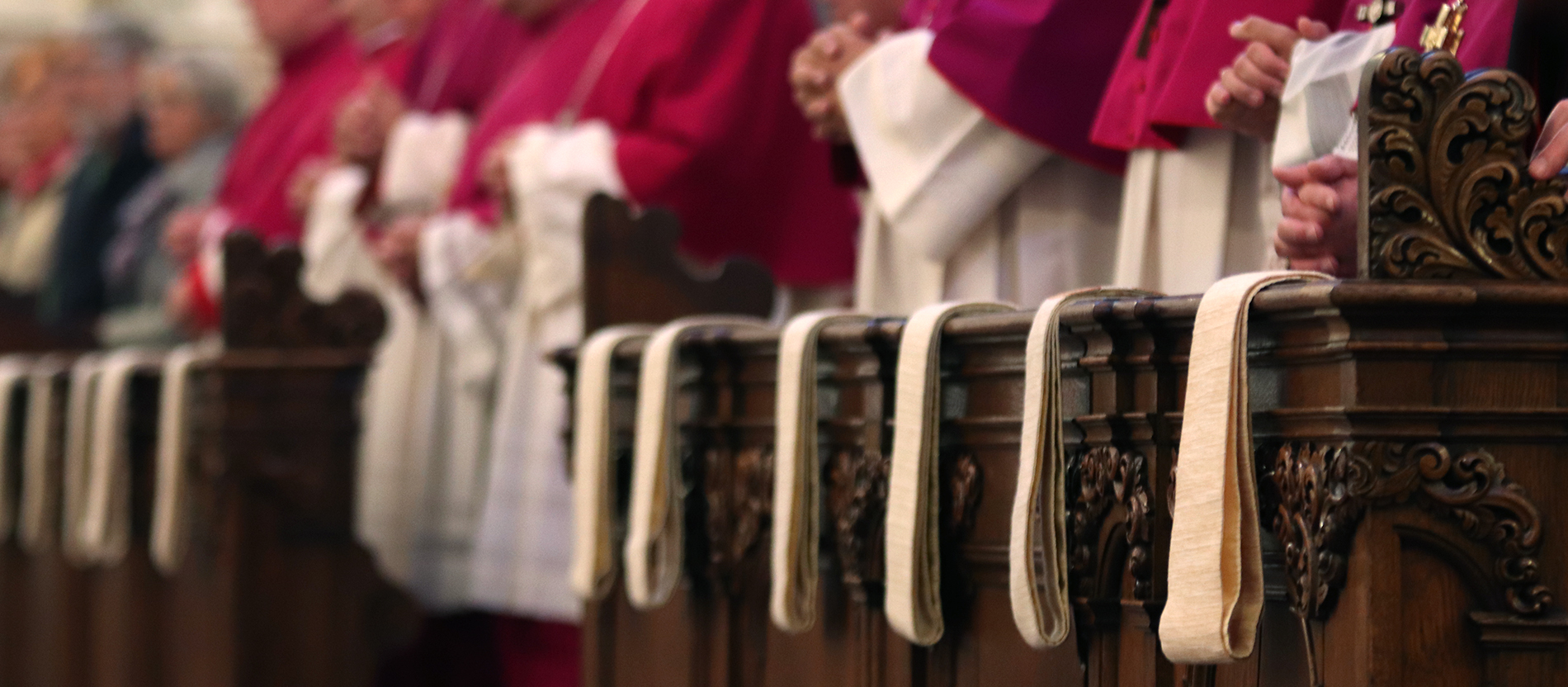 Die Bischöfe beten beim Gottesdienst der Vollversammlung im Dom zu Fulda 2017.