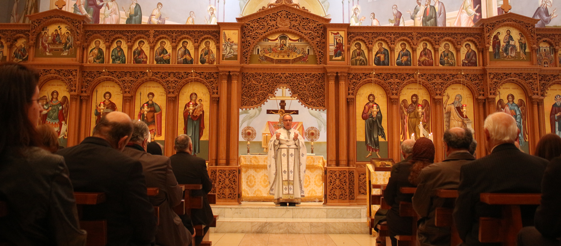 Erzpriester Elias Esber steht vor der prachtvollen Ikonostase der byzantinischen Kirche St. Dimitrios in Köln.