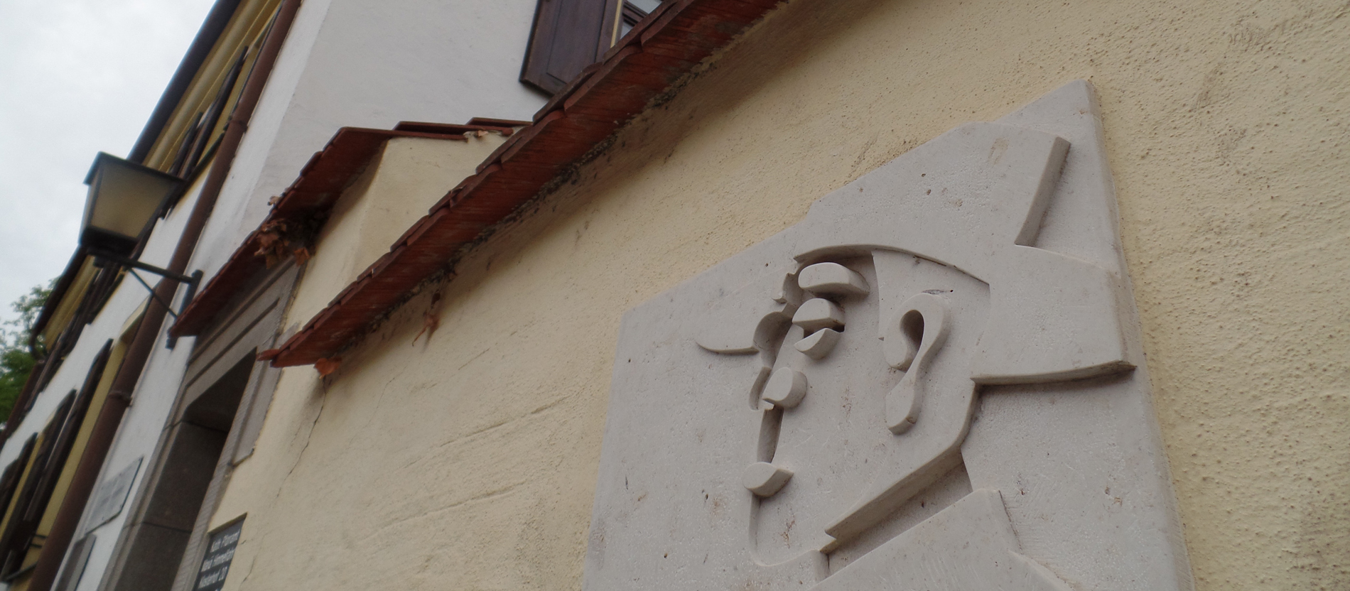 Eine Gedenktafel am Söflinger Pfarrhaus erinnert an den berühmten Bewohner Franz Weiß.