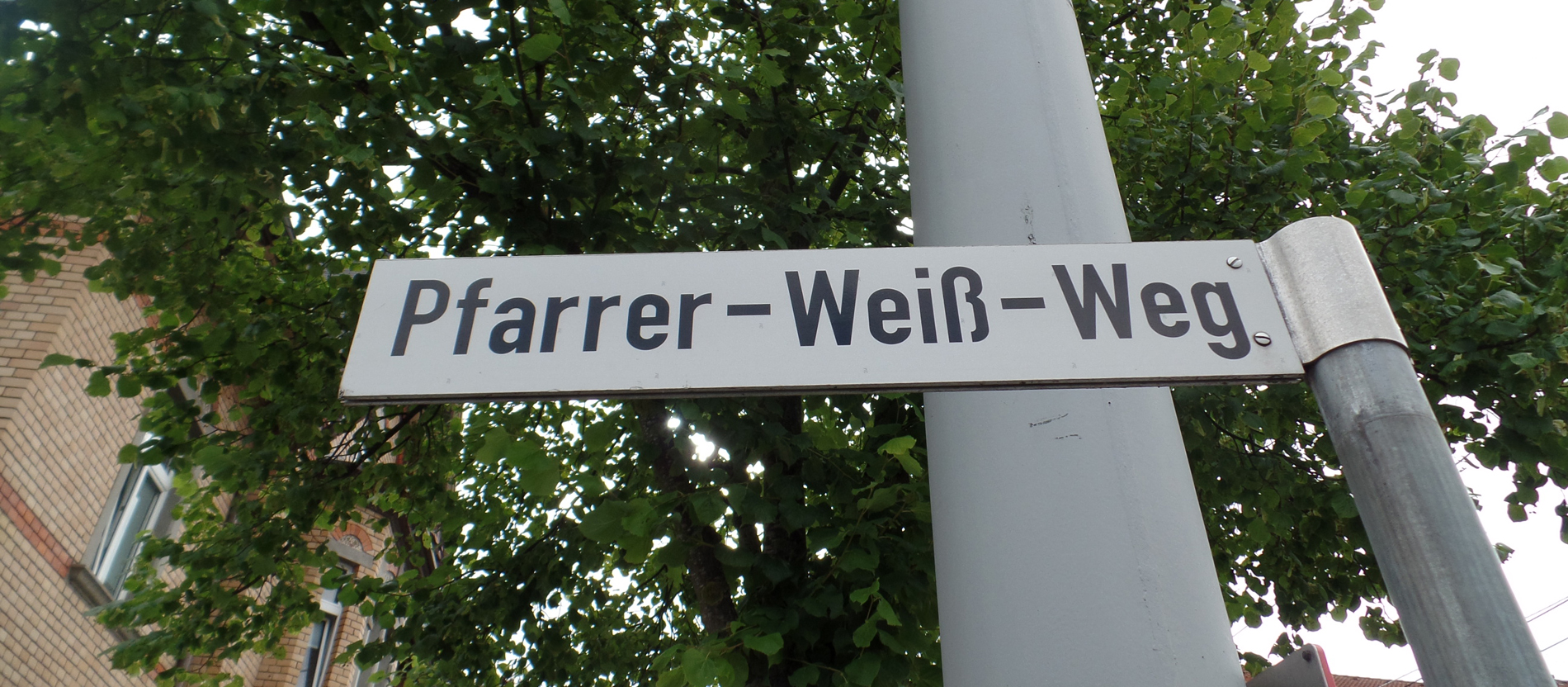 Im Ulmer Stadtteil Söflingen ist eine Straße nach dem Widerstandskämpfer und ehemaligen Pfarrer der Gemeinde Franz Weiß benannt.