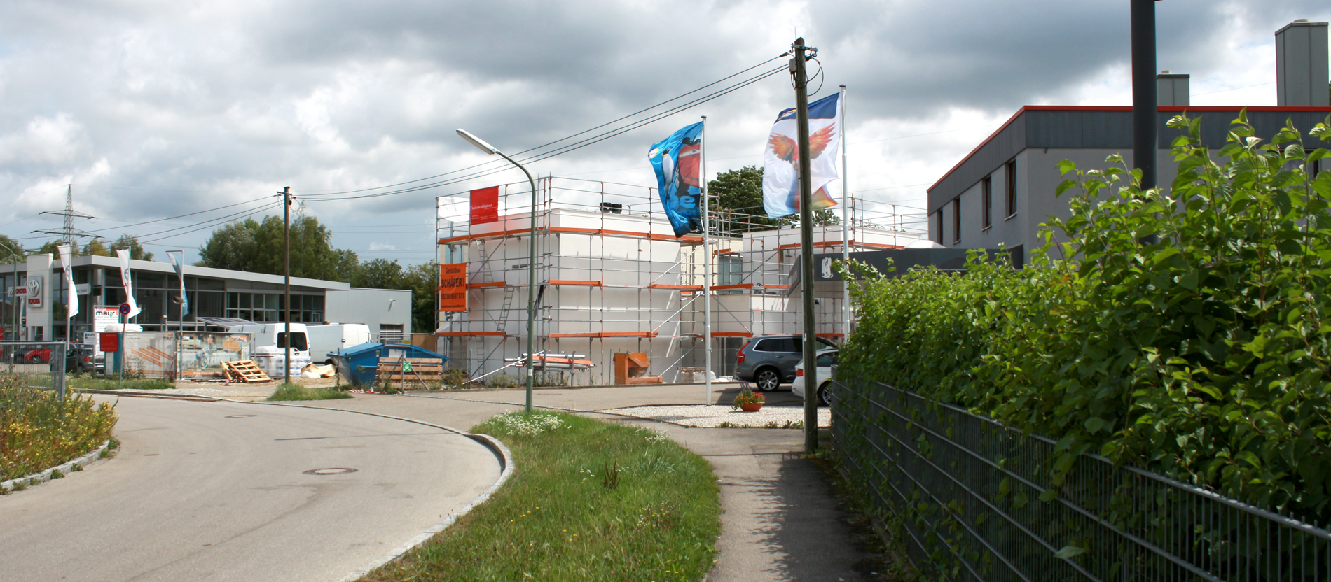 Links Autohaus, rechts Lackierwerktstatt: Das 
