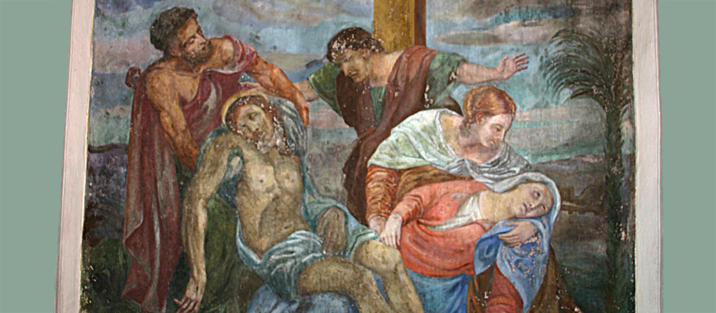 Ein Ausschnitt des Gemäldes hinter dem Altar der Geteilten Kirche, der die Kreuzabnahme von Jesus zeigt.