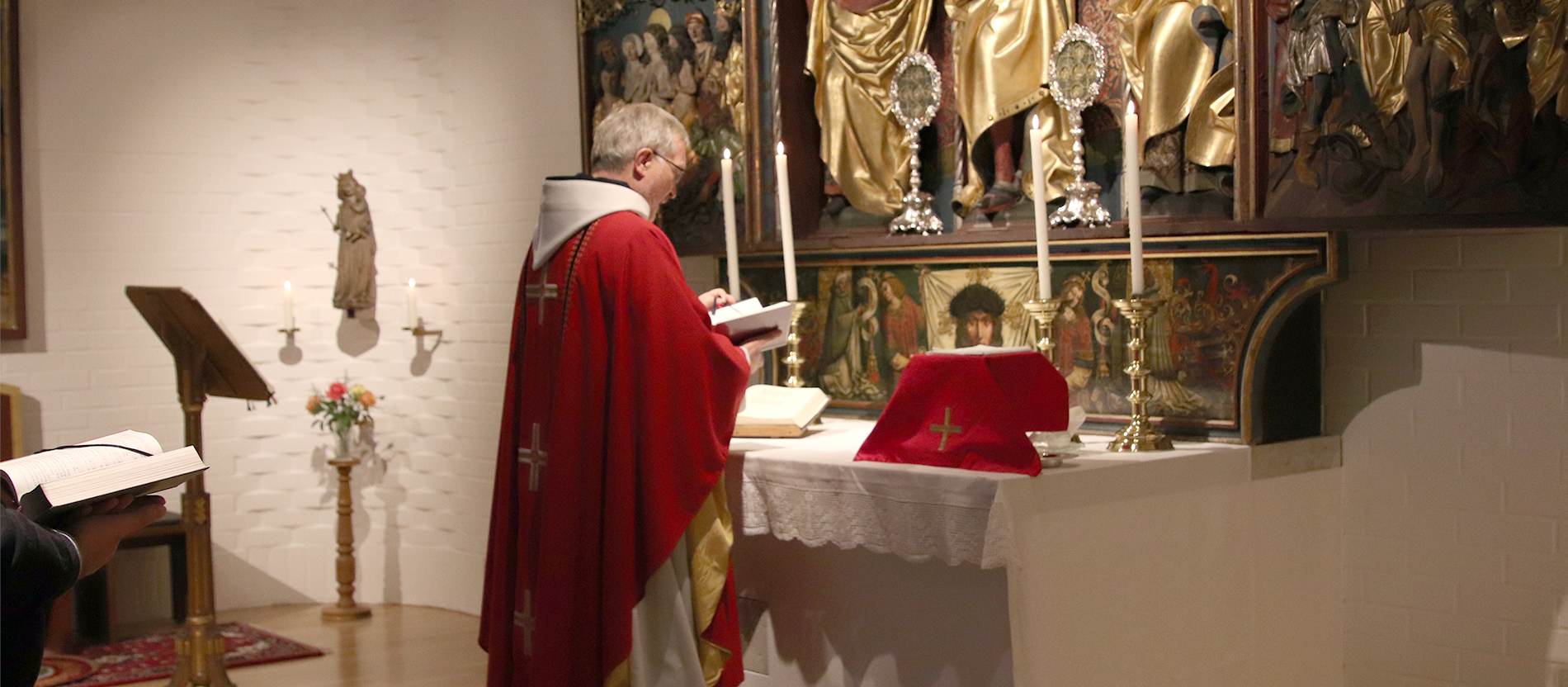 Bischof Gregor Maria Hanke bei der Frühmesse in der Kapelle des Bischofshauses. Einmal pro Woche feiert er dort den Gottesdienst mit seinen Mitarbeitern.