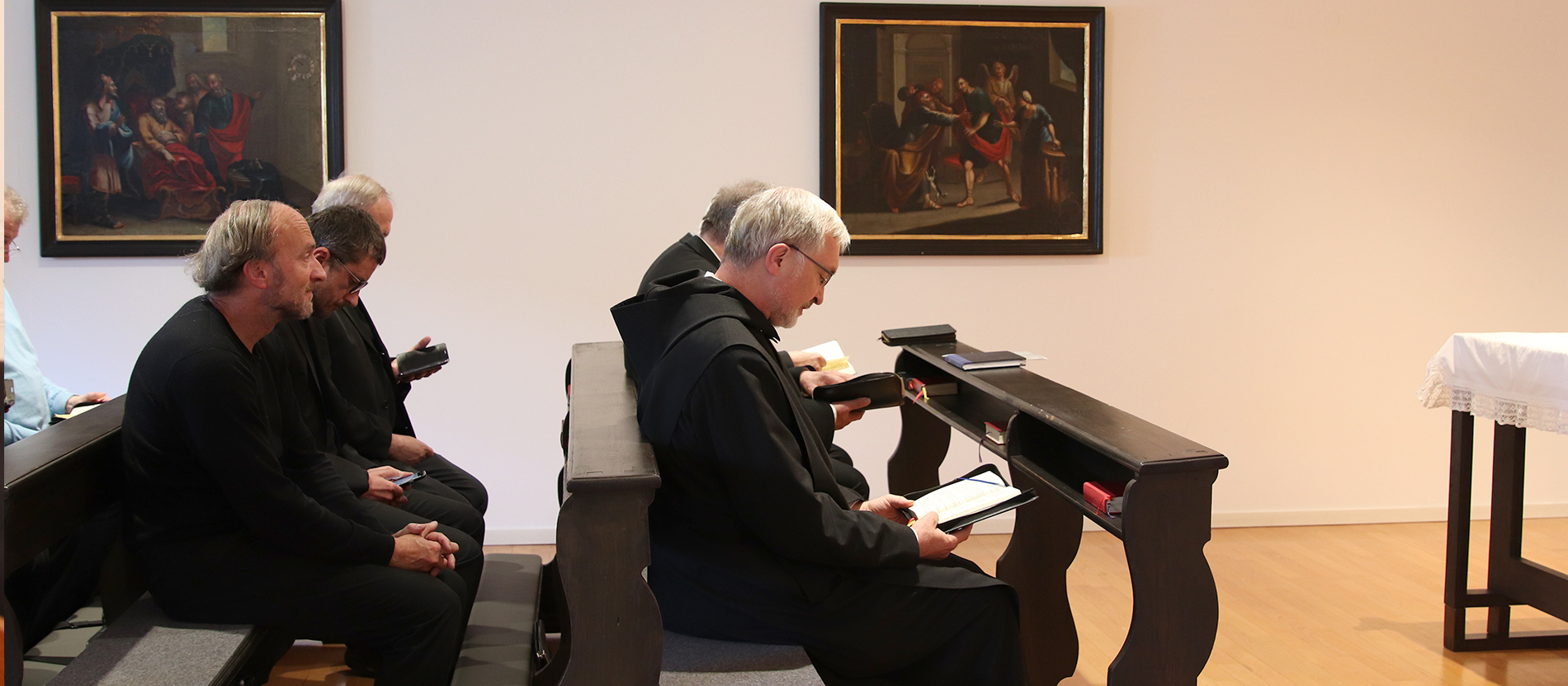 Vor der Sitzung des Priesterrates betet Bischof Gregor Maria Hanke mit ihnen gemeinsam in der Ordinariatskapelle.