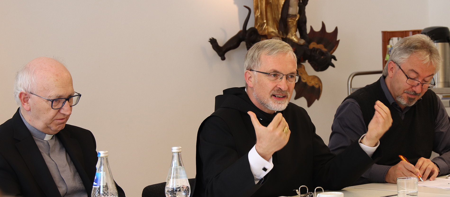 Bischof Gregor Maria Hanke eröffnet die Sitzung des Priesterrates mit einem Apell.