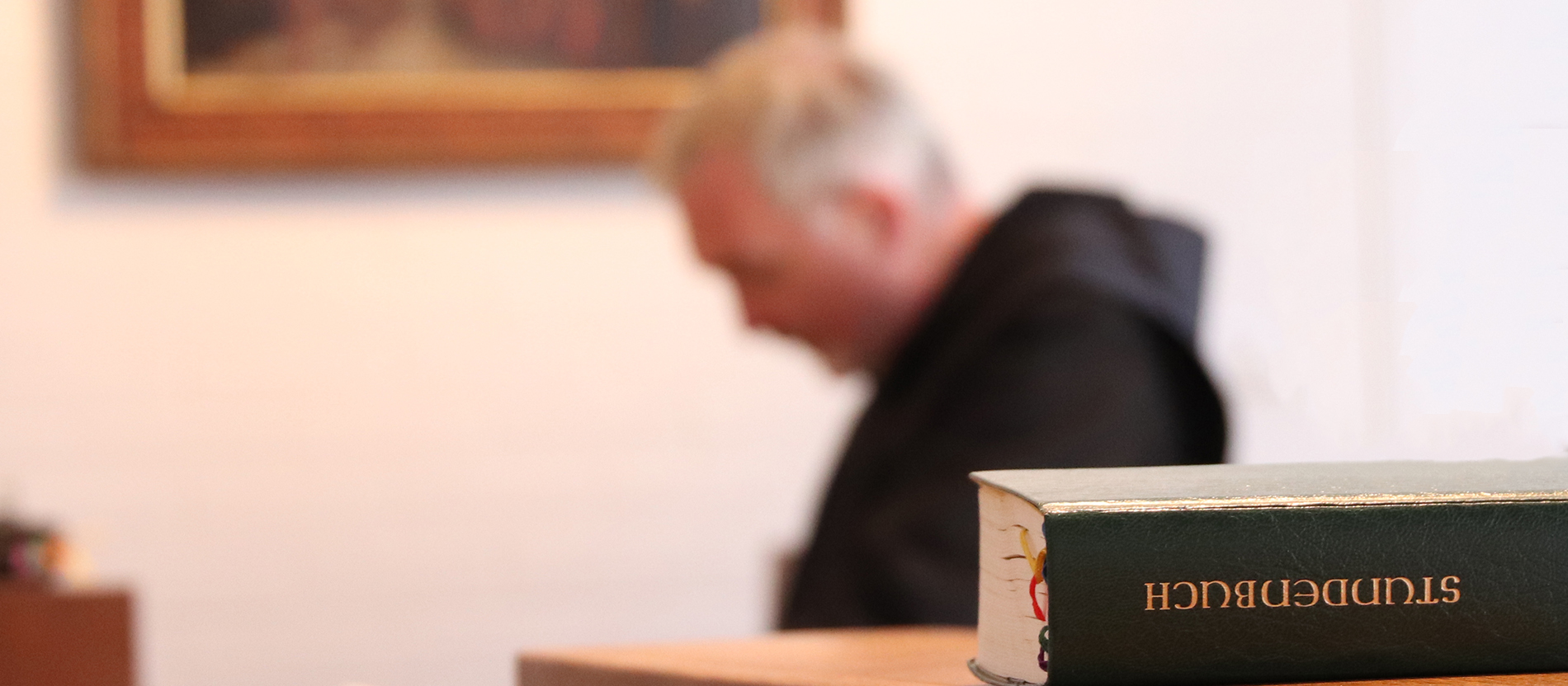 Bischof Gregor Maria Hanke beim Stundengebet. Während es früher seinen Mönchsalltag strukturiert hat, muss er sich heute mit einem vollen Terminkalender die Zeit dafür nehmen.