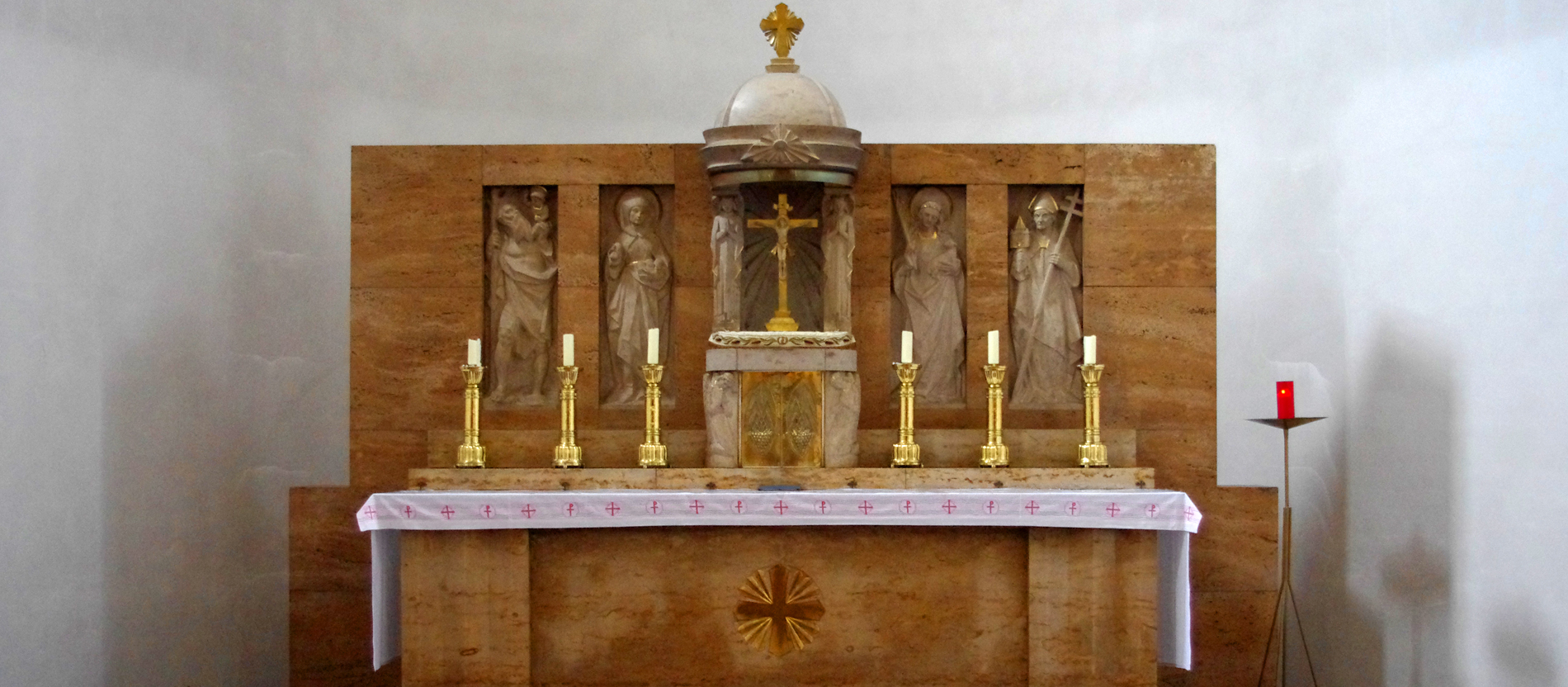Wenn in älteren Kirchenbauten noch ein Hochaltar vorhanden ist, wird oft der darauf befindliche Tabernakel weiter genutzt. Daneben brennt das Ewige Licht als Zeichen der Anwesenheit des Allerheiligsten.