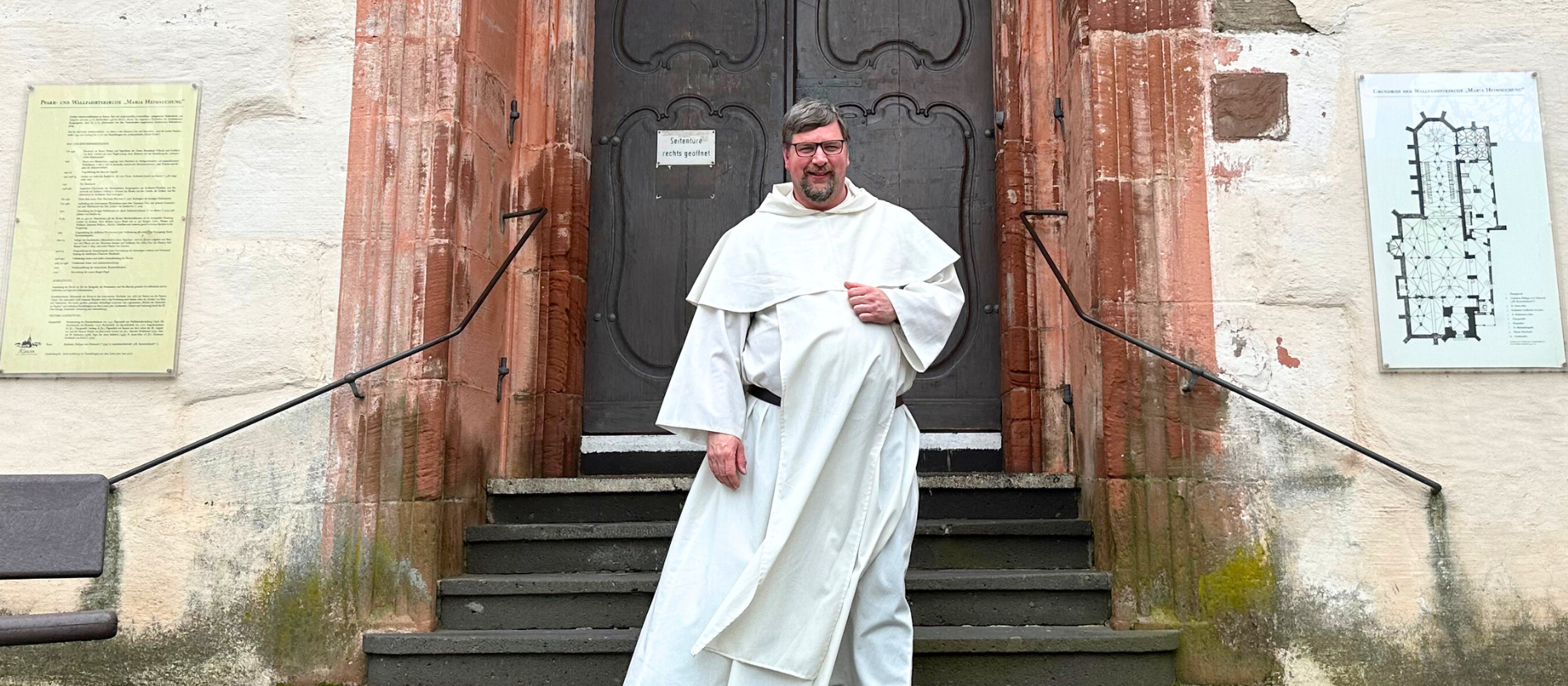 Pater Albert Seul OP vor der Wallfahrtskirche Klausen