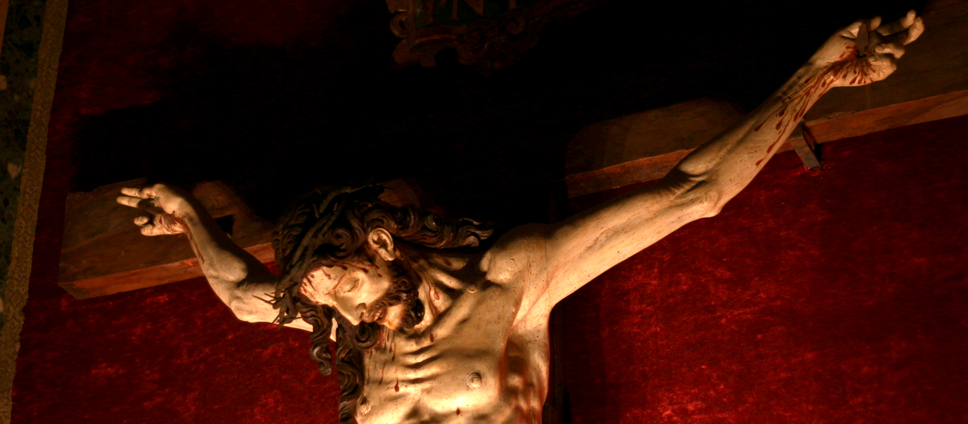 Ein gekreuzigter Christus hängt an einem Kruzifix in der Jesuitenkirche Il Gesu in Rom.